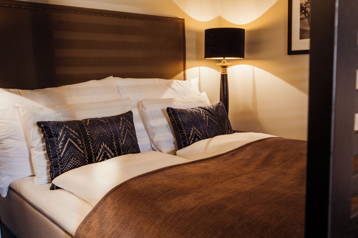 1 Schlafzimmer, hochwertige Bettwaren, Schreibtisch