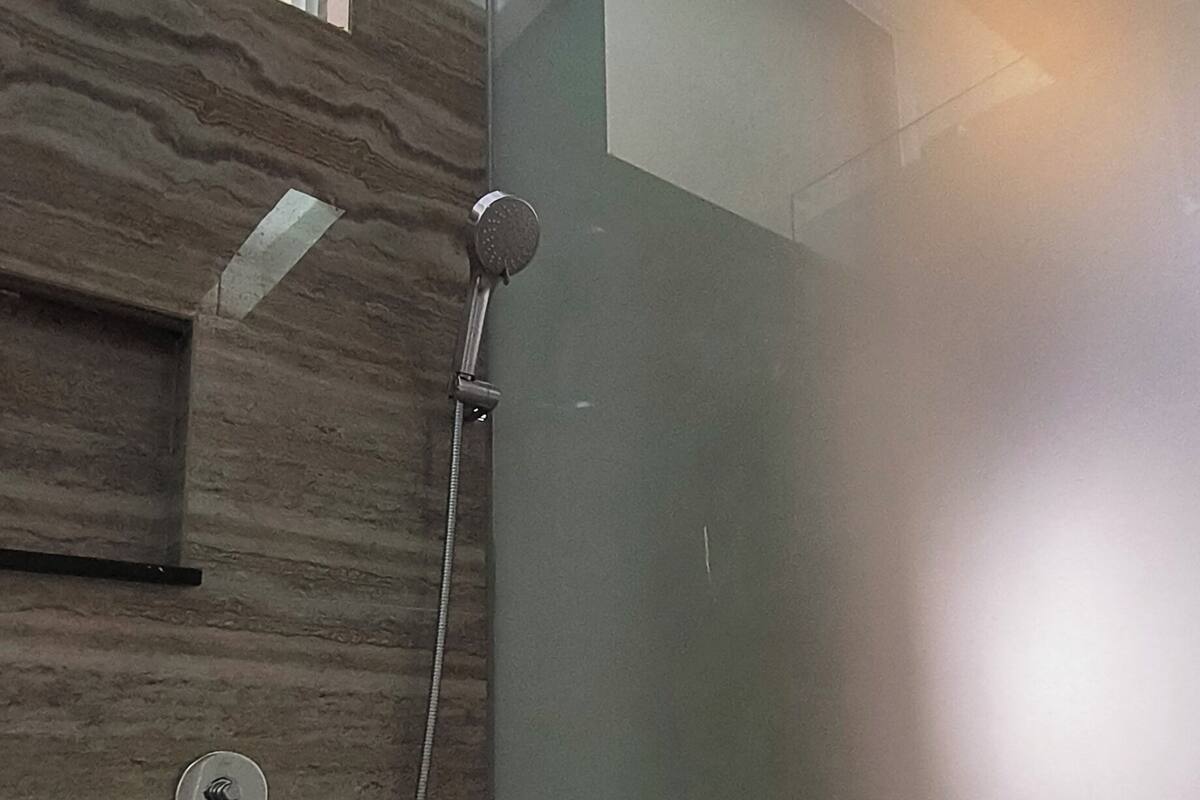 Junior-Zimmer | Badezimmer | Dusche, Regendusche, kostenlose Toilettenartikel, Haartrockner