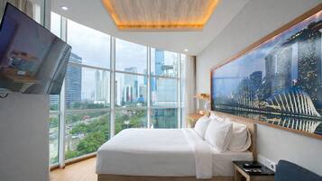 Studiosvit Royal | Värdeförvaringsskåp på rummet, skrivbord och strykjärn/strykbräda