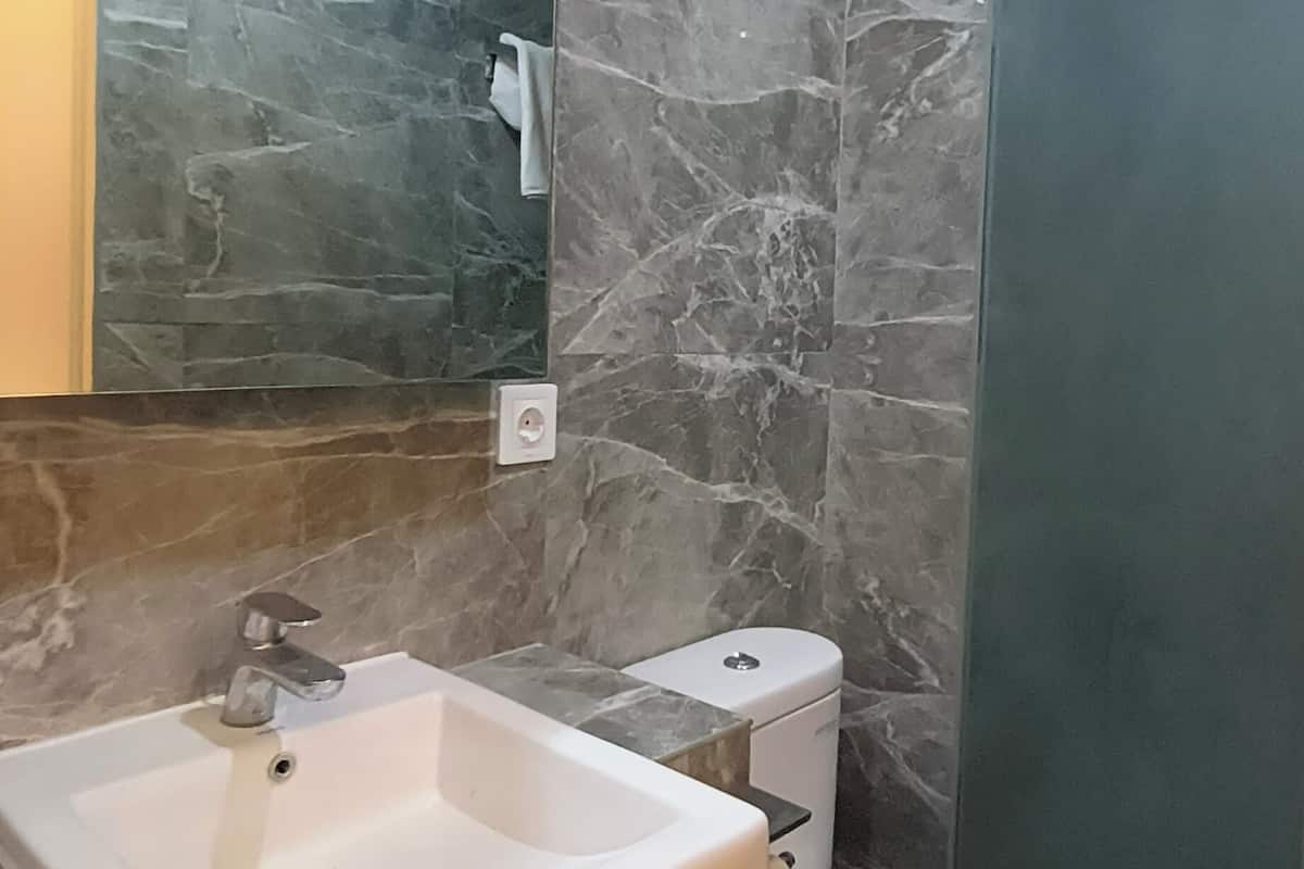 Dusche, Regendusche, kostenlose Toilettenartikel, Haartrockner