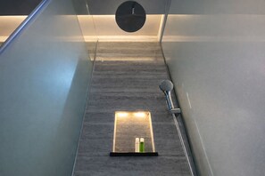 샤워 시설, 레인폴 샤워기, 무료 세면용품, 헤어드라이어