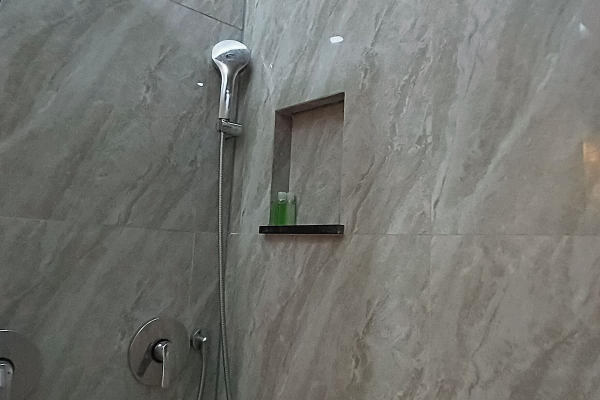 Superior-Zweibettzimmer | Badezimmer | Dusche, Regendusche, kostenlose Toilettenartikel, Haartrockner