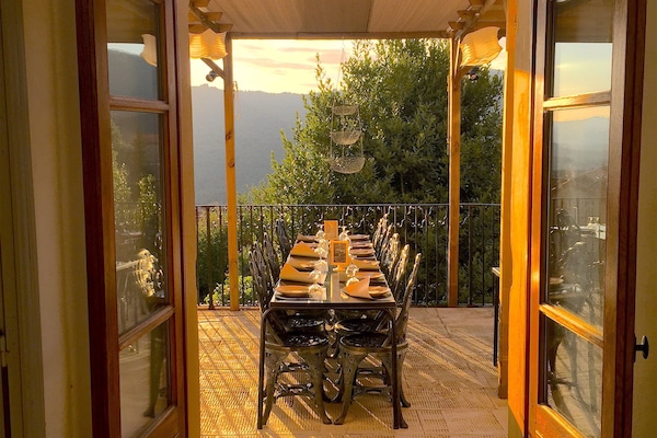 Daily continental breakfast (EUR 06.5 per person)