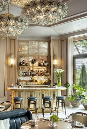 2 bars/lounges, een strandbar