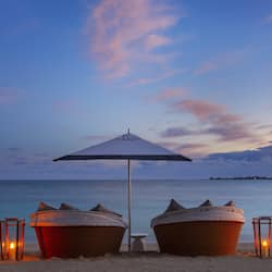 Plage, sable blanc, chaises longues, parasols