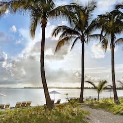 Plage, sable blanc, chaises longues, parasols