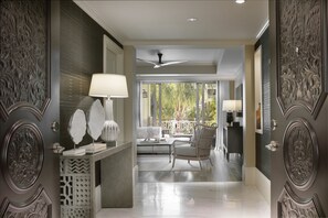 Grand suite, 1 slaapkamer, uitzicht op tuin | Luxe beddengoed, een minibar, een kluis op de kamer, een bureau