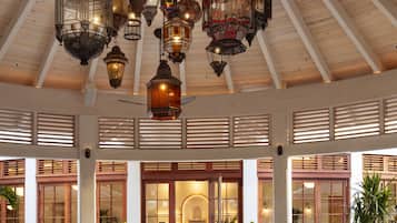 3 restauranter, frokost, lunsj og middag serveres, franske retter