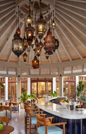 3 restaurants, breakfast, lunch, dinner served; French cuisine - Rosewood Baha Mar (Nassau)