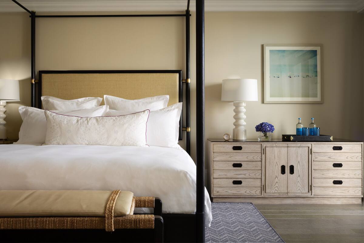 Luxe beddengoed, een minibar, een kluis op de kamer, een bureau