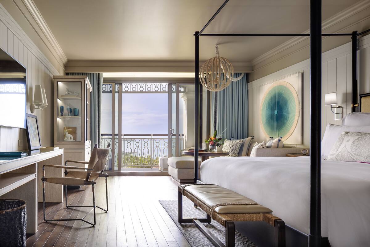 Luxe beddengoed, een minibar, een kluis op de kamer, een bureau