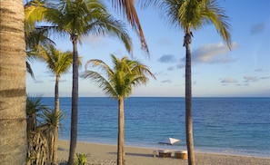 On the beach, white sand, sun loungers, beach umbrellas - Rosewood Baha Mar (Nassau)