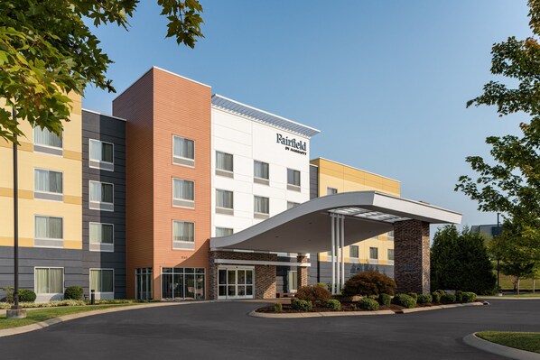 Un hôtel Fairfield by Marriott à plusieurs étages, doté d’un design moderne, avec une entrée imposante et une galerie couverte.