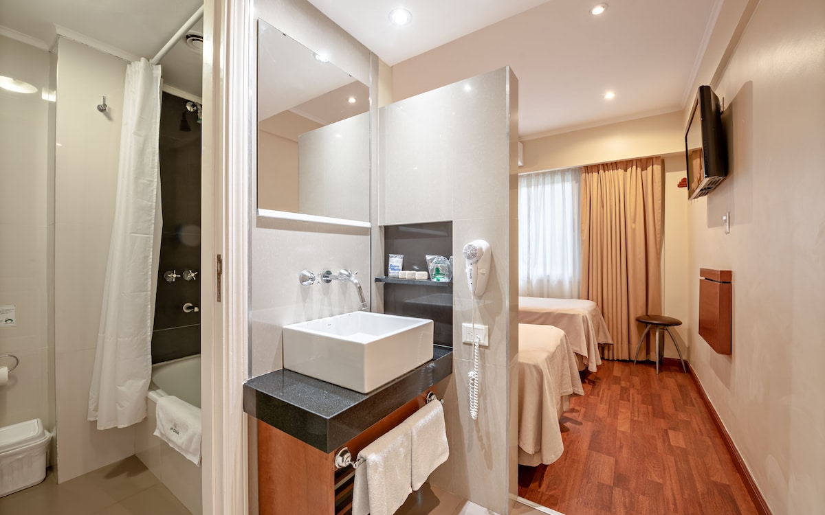 Minibar, caja fuerte, cortinas opacas