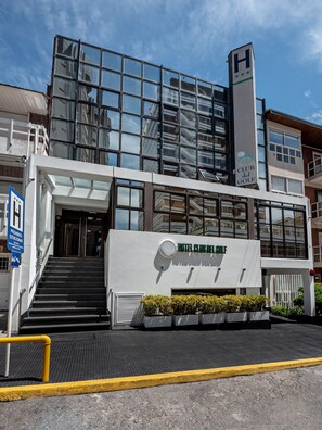 Vista frontal de la propiedad