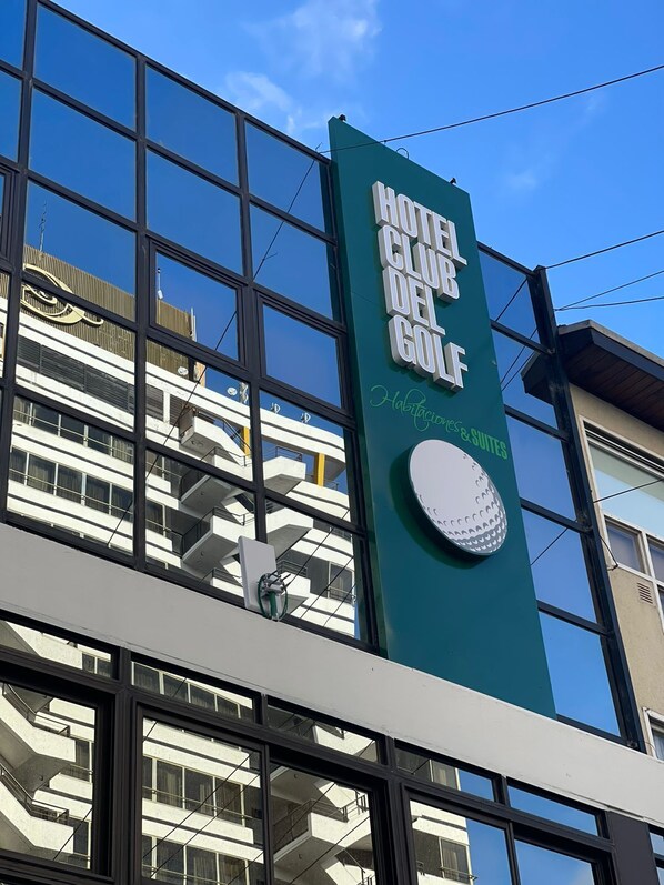 Vista frontal de la propiedad