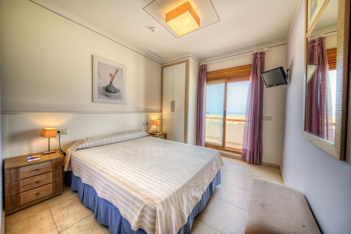 Tweepersoonskamer, uitzicht op zee | Luxe beddengoed, verduisterende gordijnen, extra bedden, gratis wifi