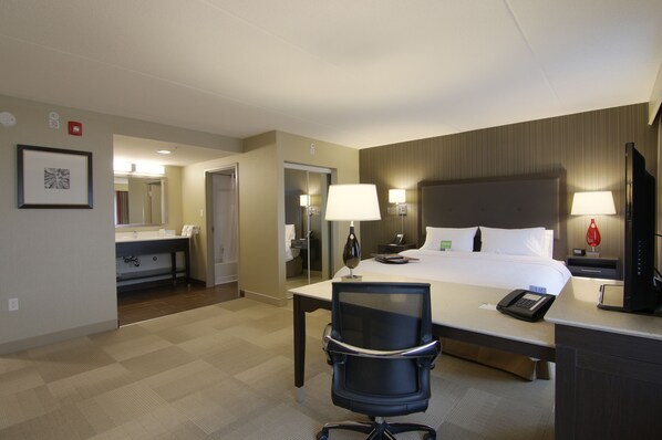 Studio, 1 King Bed, Refrigerator & Microwave | In-room safe, iron/ironing board, free cots/infant beds, rollaway beds