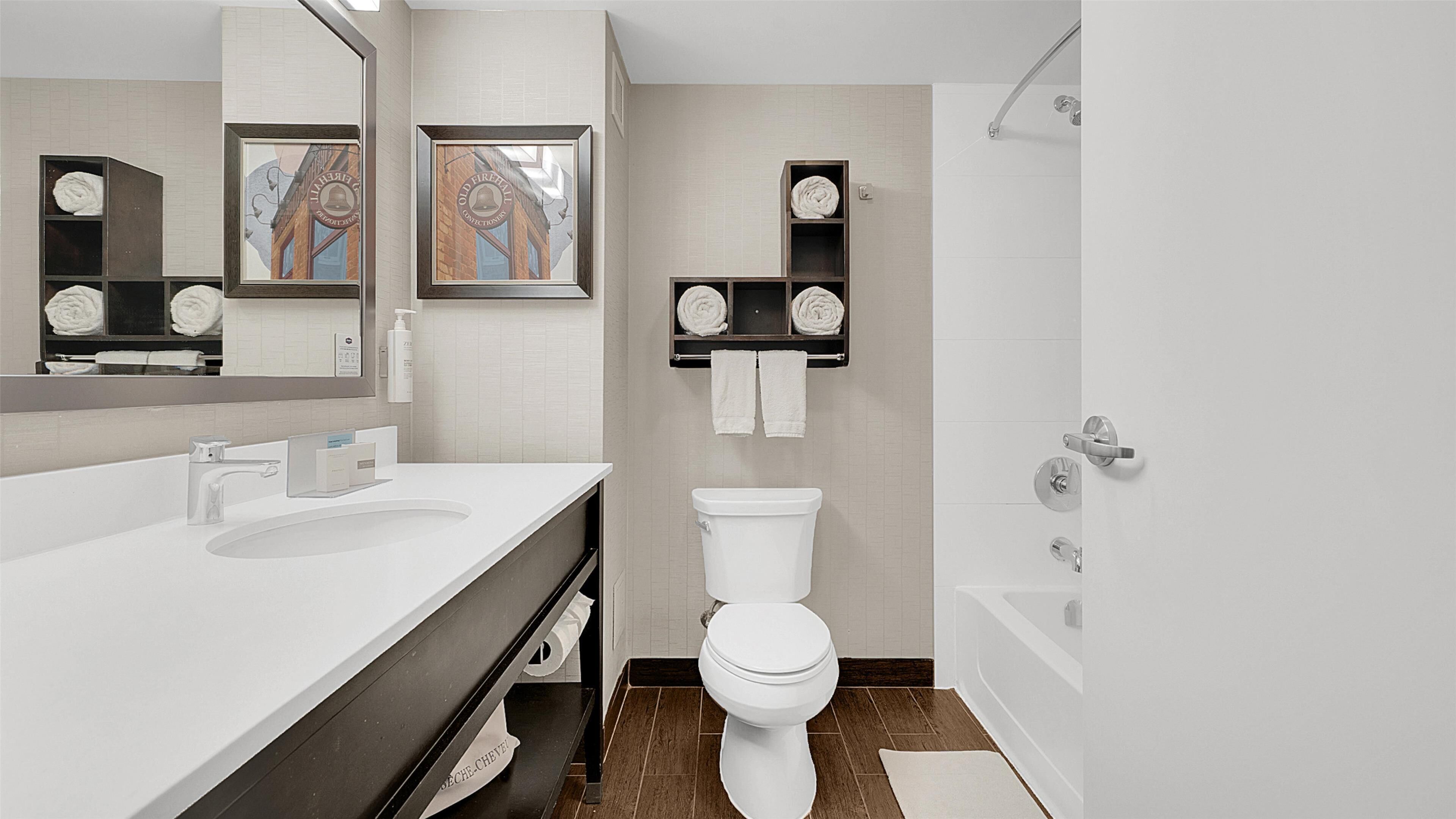 Kamar, 2 Tempat Tidur Queen, lemari es & microwave | Kamar mandi | Pengering rambut dan handuk