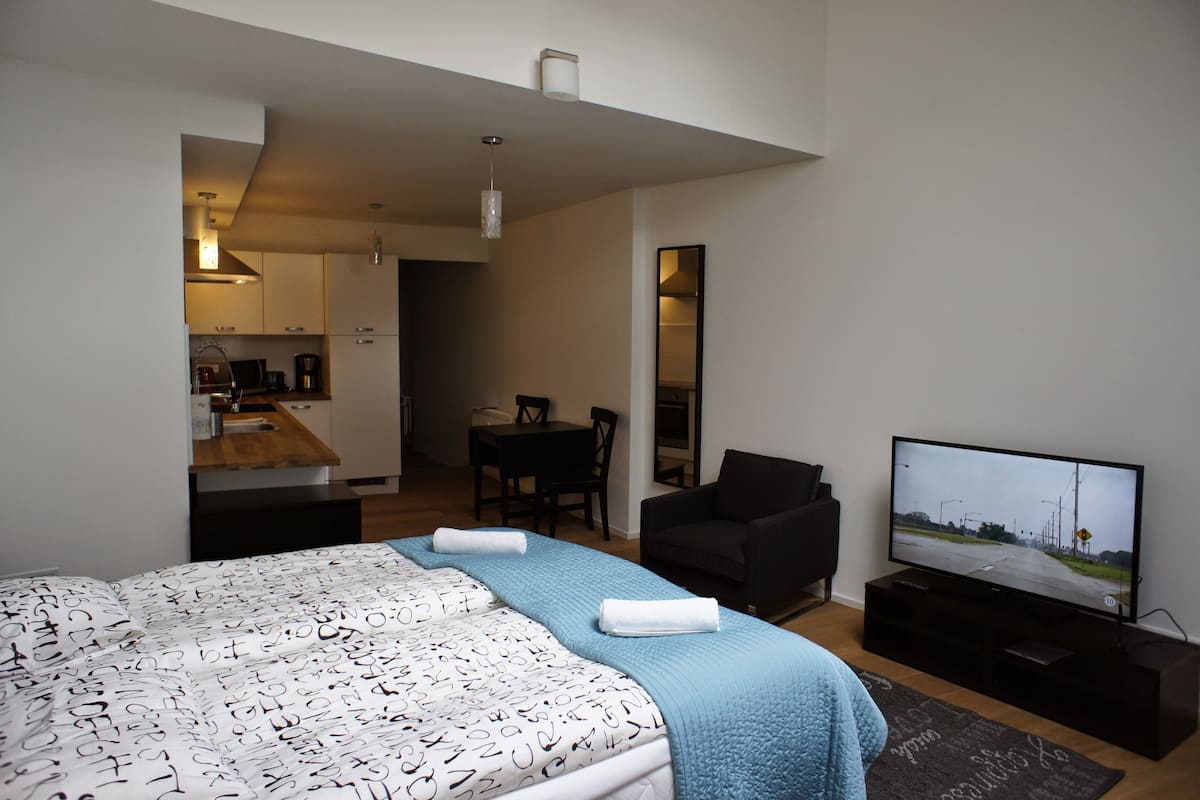 Studio | Een strijkplank/strijkijzer, babybedden (toeslag)