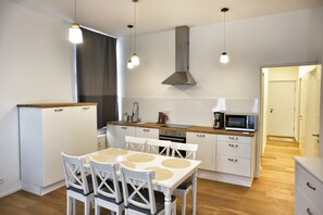 Apartamento, 2 quartos | Cozinha privada | Geladeira, micro-ondas, cooktop, torradeira