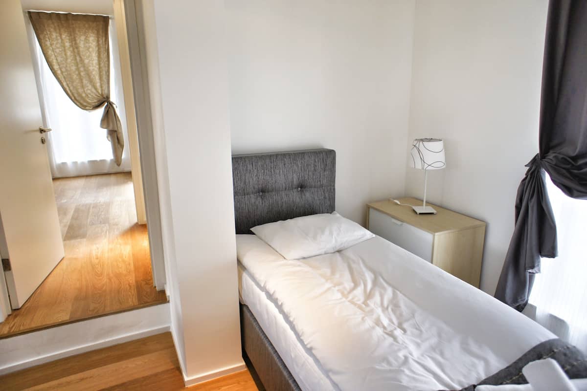 Eenvoudige penthouse | Een strijkplank/strijkijzer, babybedden (toeslag)