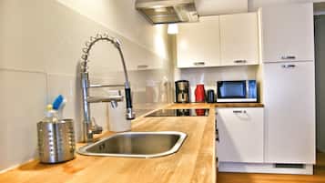 Penthouse | Cuisine privée | Réfrigérateur, micro-ondes, plaque de cuisson, grille-pain