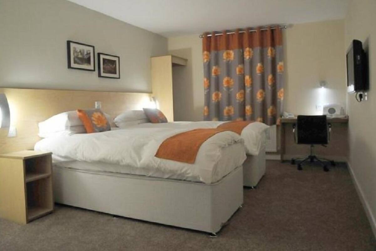 Twin Room, Ensuite | Desk