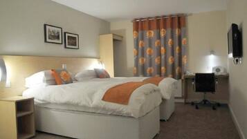 Habitación con 2 camas individuales, baño privado | Escritorio