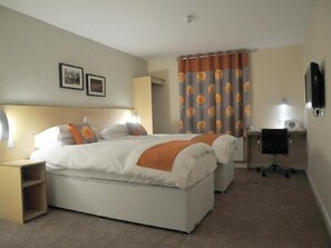 Zweibettzimmer, mit Bad | Schreibtisch