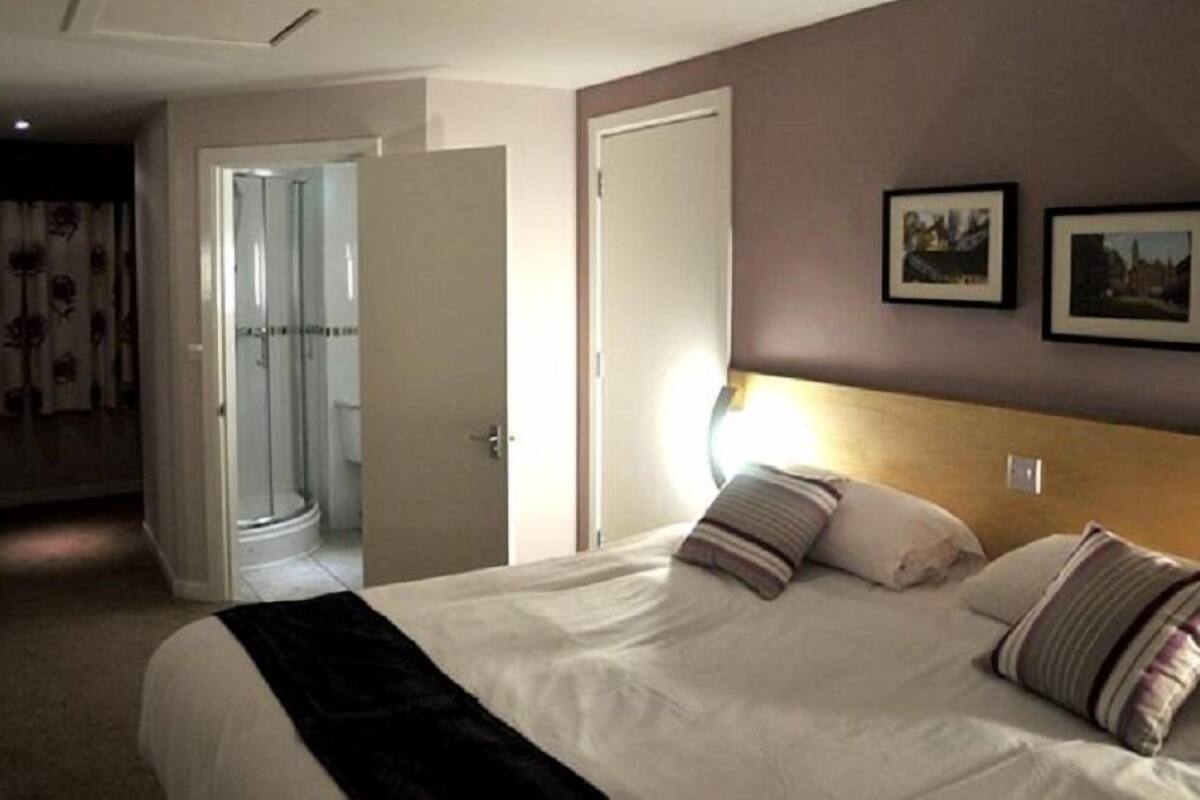 Suite, Ensuite (2 Adults 2 Children) | Desk