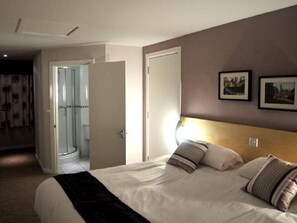 Suite, Ensuite (2 Adults 2 Children) | Desk - The Royal George Hotel (Birmingham)