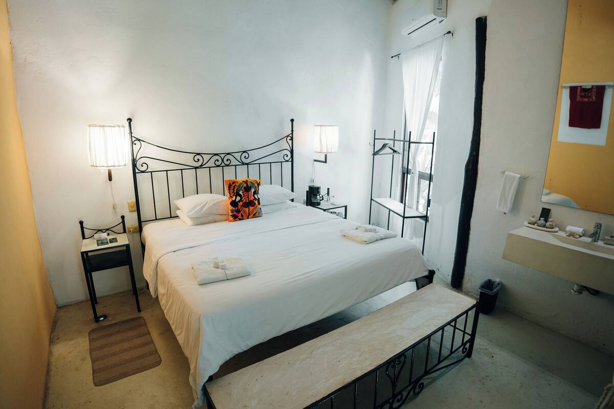 Chambre de base, 1 lit double, salle de bain privée, vue sur le jardin | Literie de qualité, accès au Wi-Fi (inclus), literie fournie