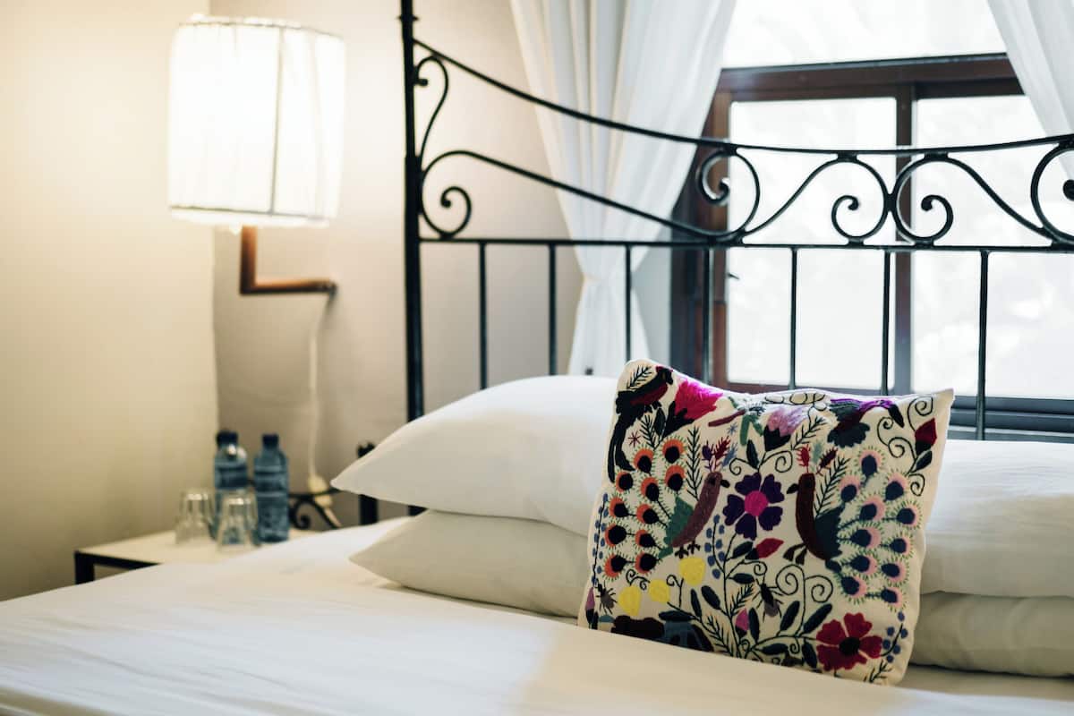 Superior-Zimmer, 1 King-Bett, eigenes Bad, zum Garten hin | 1 Schlafzimmer, hochwertige Bettwaren, kostenloses WLAN, Bettwäsche
