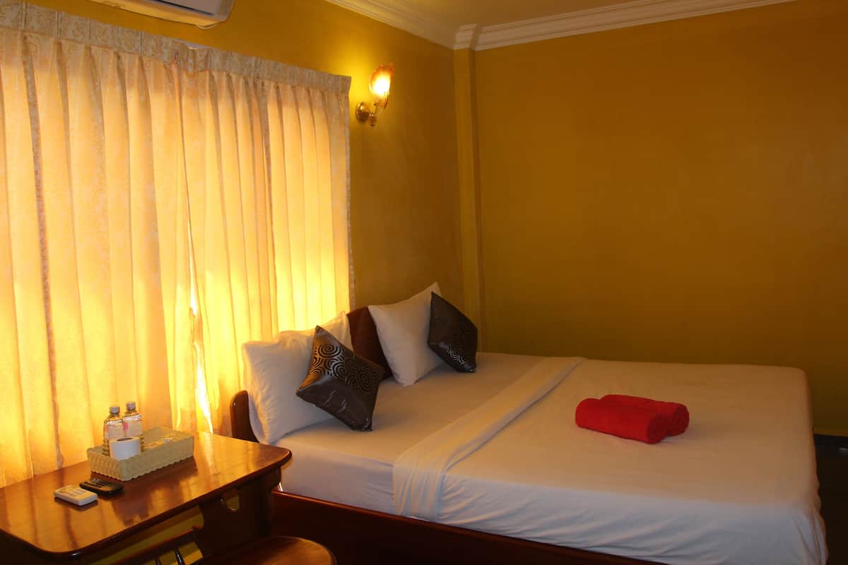 Premium bedding, minibar, desk, soundproofing