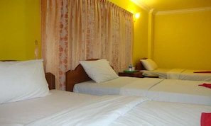 Triple Room (with A/C) | Premium bedding, minibar, desk, soundproofing - Sam So Guesthouse (Siem Reap)