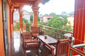 Chambre avec lits jumeaux (with A/C) | Balcon