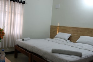 Habitación Deluxe (A/C) | Sala de estar | Televisión LCD, chimenea y piso con calefacción