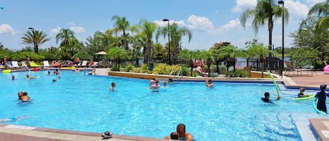 3 buitenzwembaden, een verwarmd zwembad, parasols voor strand/zwembad