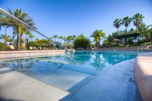 3 piscines extérieures, piscine chauffée, parasols de plage