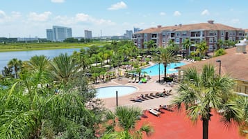 3 piscines extérieures, piscine chauffée, parasols de plage