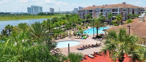 3 outdoor pools, a heated pool, pool umbrellas, sun loungers