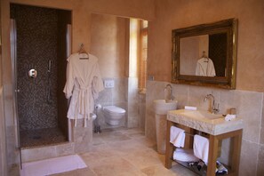 Gratis toiletartikelen, een haardroger, badjassen, pantoffels