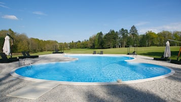 Piscina all'aperto, ombrelloni da piscina, lettini
