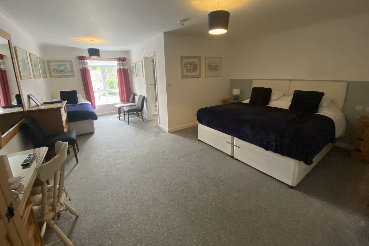 Family Triple Room (Superking + Single Bed)
