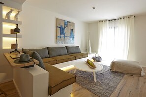 Suite con Terraza/Balcón, Vistas Jardín  | Zona de estar | Una televisión de plasma