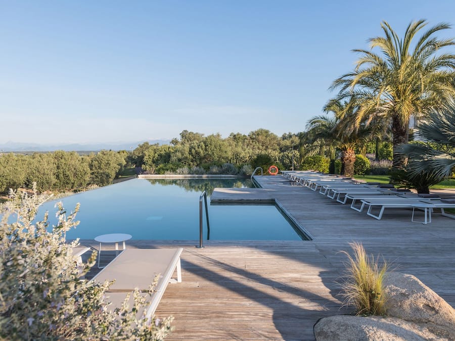 Piscina a l'aire lliure, para-sols i gandules