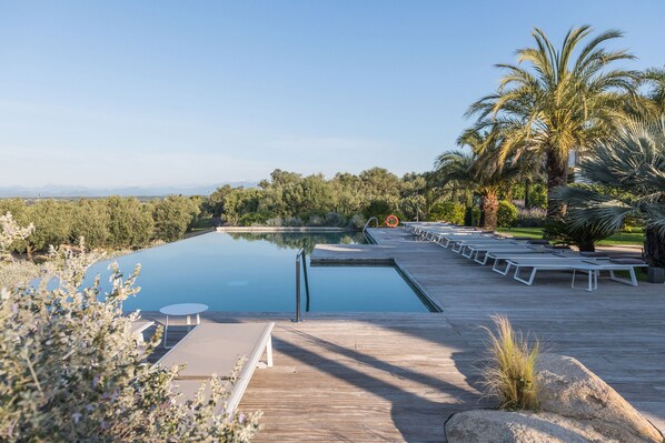 Piscine extérieure, parasols de plage, chaises longues