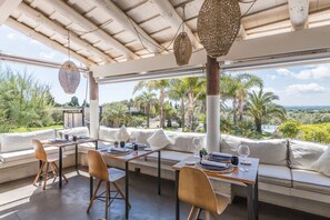 Se sirven desayunos y cocina mediterránea (con vistas a la piscina) 