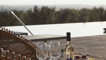 Se sirven desayunos y cocina mediterránea; con vista a la alberca